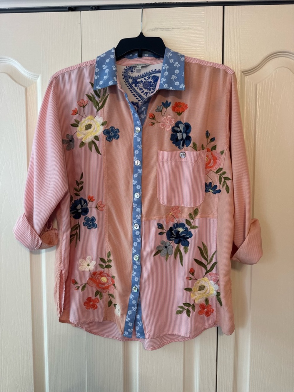 John Mark Women’s Pink Button up with  Floral Embroidery. Sz. L - Picture 5 of 8